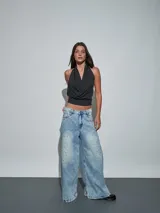 Jean de corte wide leg en color celeste, con diseño de lavado claro y detalle de tachas plateadas distribuidas por el frente.