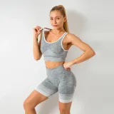 Short deportivo de tiro alto, confeccionado en tejido seamless gris melange con detalle de franjas horizontales degradadas en el ruedo.