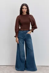 Pantalón de jean azul con corte wide leg, tiro alto y diseño de pierna ancha.