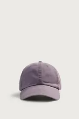 Gorra de seis paneles confeccionada en tejido de algodón con efecto suavemente lavado y visera curva, cuenta con ajuste en la parte posterior.
