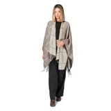 Poncho abierto de tejido de punto con diseño de cuadros grandes en tonos beige y marrón, con terminaciones de flecos en el ruedo.