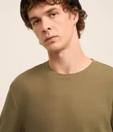 Remera masculina de manga larga en color marrón, con textura waffle y cuello redondo.