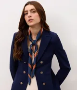 Pañuelo de poliéster con acabado satinado y caída fluida, con diseño a rayas en tonos azul y naranja.