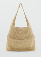 Bolso tipo saca de gran tamaño, confeccionado en tejido de lúrex brillante con acabado metalizado. Presenta un diseño minimalista sin cierre y una asa larga integrada para llevar al hombro.