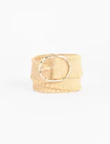 Cinturón color beige, elástico tipo rafia, con hebilla metálica circular plateada.