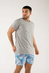 Short de baño azul con estampado de flamencos.