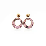 Aros colgantes circulares con diseño de estampado de serpiente en tonos rosa y negro sobre base metálica dorada. Presentan un detalle superior de disco metálico con textura martillada.