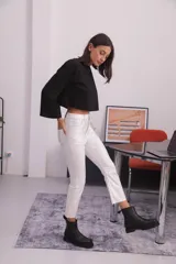 Pantalón blanco de bengalina engomada, corte capri semi oxford, tiro alto, bolsillos traseros, recorte a la altura de la rodilla y costuras a contratono.