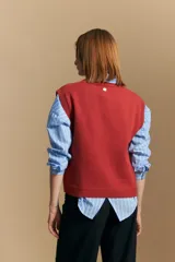 Chaleco tejido color crema con diseño de rombos calados, cuello redondo y sisas.