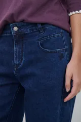 Jean de corte wide leg en color negro lavado, con tiro alto y diseño de pierna ancha.