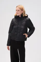 Campera acolchada de color negro con diseño de rombos, manga larga, capucha ajustable con cordones y cierre frontal con botones a presión.