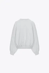 Sudadera de felpa de algodón con cuello redondo, manga larga y acabados en rib en puños y ruedo.