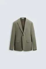 Blazer de corte regular fit confeccionado en tejido con lana, con cuello de solapas de muesca, cierre frontal de un botón, bolsillos de solapa en la cadera y bolsillo de vivo en el pecho.