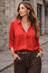 Camisa de corte clásico y diseño elegante, confeccionada en tejido liviano con excelente caída. Presenta cuello camisero, cierre frontal con botones y mangas largas con puños ajustados.