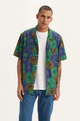 Camisa de manga corta con cuello tipo camp, estampado floral en tonos verde, azul y marrón.