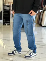 Pantalón de jean cargo color azul, con bolsillos laterales con solapa en los muslos, corte recto y holgado.