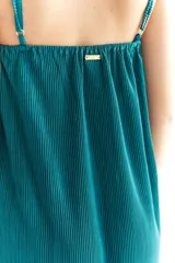 Vestido corto de corte recto, sin mangas, con breteles finos y escote con elástico. La tela presenta un plisado vertical.