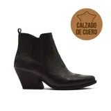 Bota texana de cuero negro con diseño de costuras decorativas en el empeine y laterales. Presenta un taco cuadrado de altura media y elásticos laterales para facilitar el calce.