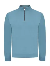 Sweater celeste de cuello alto con medio cierre, confeccionado en hilado italiano que combina lana extrafina y cashmere. Diseño clásico y elegante de calce regular.