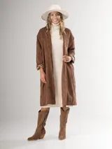 Tapado largo color beige de corderoy con forro animal print, de corte amplio.