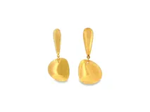 Pendientes largos de metal dorado con diseño escultural y moderno, formados por una pieza superior alargada y una base colgante redondeada y convexa con acabado pulido de alto brillo.