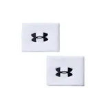 Par de muñequeras deportivas Under Armour blancas con logo bordado en negro.