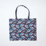 Bolso tipo tote bag de tela color azul oscuro con estampado repetitivo de Stitch usando gorro de Navidad.