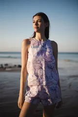 Top sin mangas con estampado de flores y la palabra 'Amor' en azul.