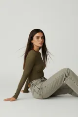 Remera de manga larga confeccionada en tejido de punto canalé, con ajuste al cuerpo y cuello redondo.