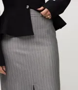 Pollera lápiz de sastrería color gris con finas rayas verticales, cintura estructurada con trabillas, caída recta y una abertura frontal discreta.