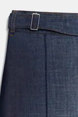 Pantalón culotte de tiro medio con pernera ancha y corta. Presenta nervios marcados en la parte delantera, bolsillos laterales y cierre frontal con cremallera, botón interior y hebilla ajustable en la cintura.