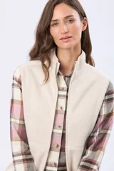 Chaleco de cuello alto con cierre frontal, confeccionado en tejido de poliéster con textura tipo lana, en color beige.