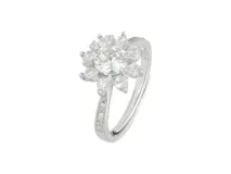 Anillo de plata 925 con diseño floral central compuesto por una circonia principal rodeada de piedras más pequeñas, y banda decorada con circonias engastadas.
