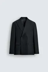 Blazer regular fit color negro, confeccionada en tejido con lyocell. Cuello con solapas de pico, manga larga con puño de botones, bolsillos de vivo en el pecho y de solapa en la cadera. Incluye bolsillo interior y abertura en el centro de la espalda. Cierre frontal de botonadura cruzada.