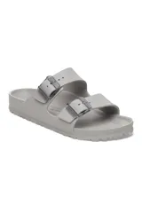 Sandalias Birkenstock Arizona de goma color gris, con dos correas ajustables y hebillas transparentes.