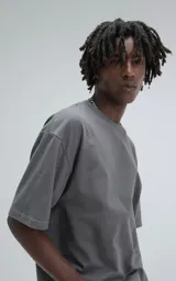 Remera de algodón premium color gris oscuro (concreto), corte extra oversize con hombros caídos y cuello redondo.