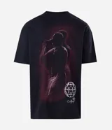 Remera de algodón con corte relajado, cuello redondo y mangas cortas. Presenta una estampa frontal con lettering en color rojo y un diseño gráfico en la espalda.