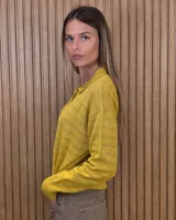 Cardigan de punto a rayas horizontales en tonos beige y tostado, con cuello camisero, cierre frontal de botones y mangas largas.