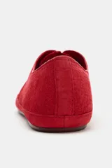 Zapatilla deportiva estilo blucher de piel color rojo, con pespuntes en el cuerpo, cierre mediante cordones y punta redonda.