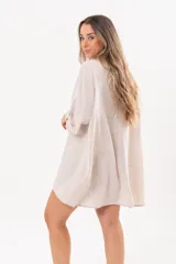 Vestido camisero beige de lino, con escote en V, cuello clásico, mangas tres cuartos regulables y cierre frontal de botones.