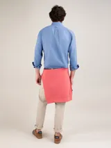 Camisa blanca de algodón con cuello button-down, corte regular fit, manga larga con puños simples y logo bordado en el pecho.