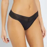 Tanga negra de algodón con cintura de encaje con aberturas laterales.