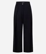 Pantalón wide leg de sastrería en crepé color negro, con cintura traspasada, cierre frontal con botón y pliegues delanteros que aportan caída y estructura.