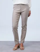 Pantalón de gabardina elastizada color beige, marca Sioni, de corte recto. Tiene pretina con pasadores, botón y cierre. Delantera con bolsillos simulados y trasera con bolsillos aplicados.