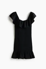 Vestido corto negro en tejido fruncido, de ajuste entallado con hombros descubiertos, escote cuadrado elástico y volado ancho con volumen en escote y bajo.