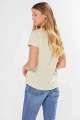 Remera blanca con cuello redondo, manga corta y bolsillo en el pecho.