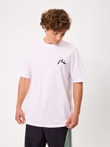 Remera blanca Rusty modelo T-Shirt Kyle S27, de corte holgado, manga corta y cuello redondo. Con gran estampado negro en la espalda correspondiente al logo de la marca.