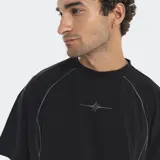 Remera de corte oversize color celeste, con cuello redondo, mangas cortas y costuras decorativas en contraste de color blanco. Presenta logo bordado centrado en el pecho.