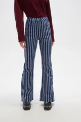 Pantalon de corte flare y tiro alto, con diseño de rayas verticales en tonos azul y negro. Confeccionado en tejido de algodón con elastano.