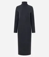 Vestido midi de corte recto y tejido rib, con cuello alto y mangas largas. Presenta un diseño minimalista y ajustado al cuerpo.